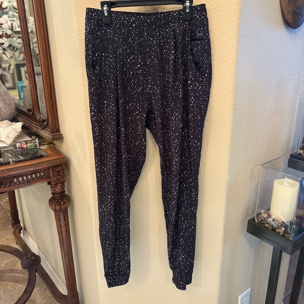 LULULEMON Women &go City Jogger Butterfly Black White Texture Pants Size 2-4